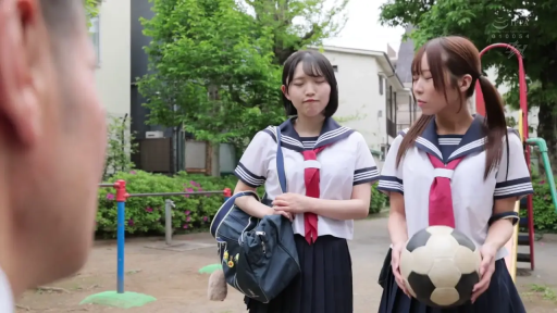 严肃 · 站姿 · 对话 · 户外 · 双人 · 水手服 · 足球