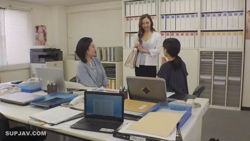 办公室 · 交谈 · 白西装外套 · 资料夹 · 中景镜头
