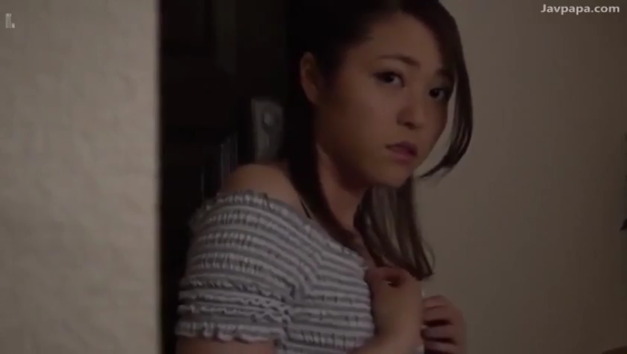 室内 · 警惕 · 露肩条纹上衣 · 人物半身特写