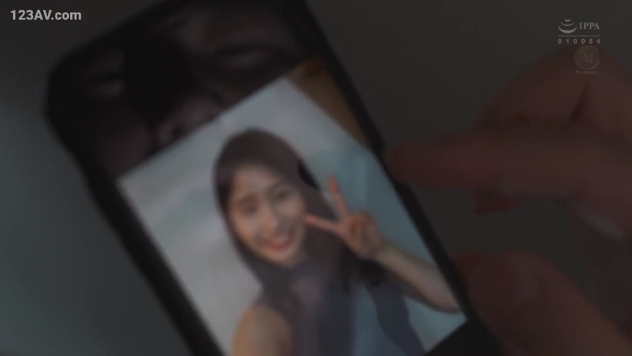 室内 · 智能手机 · 手机屏幕显示内容 · 照片中女子比剪刀手 · 无明显衣着描述