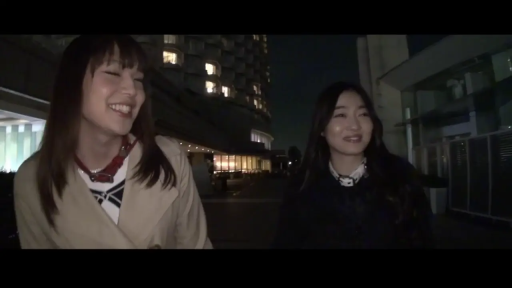微笑 · 项圈 · 脖子佩戴项圈 · 人物面部特写 · 酒店门口 · 夜间环境