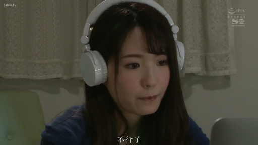 室内 · 若有所思 · 面部特写 · 耳机 · 蓝色上衣 · 字幕显示不行了