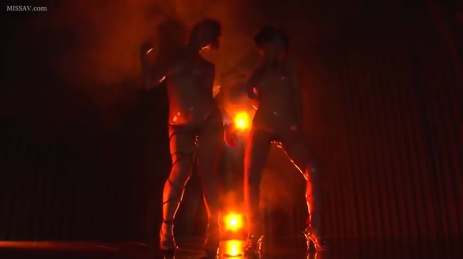 全身 · 站姿 · 诱惑 · 双人 · 舞台 · 跳舞 · 性感内衣 · 烟雾