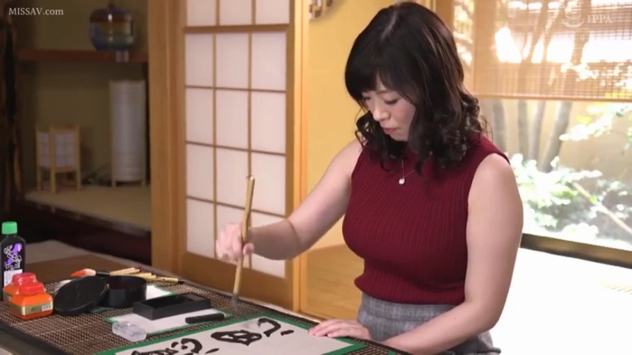 坐姿 · 专注 · 中景 · 日式和室 · 长卷发 · 毛笔 · 红色无袖针织衫 · 练习书法