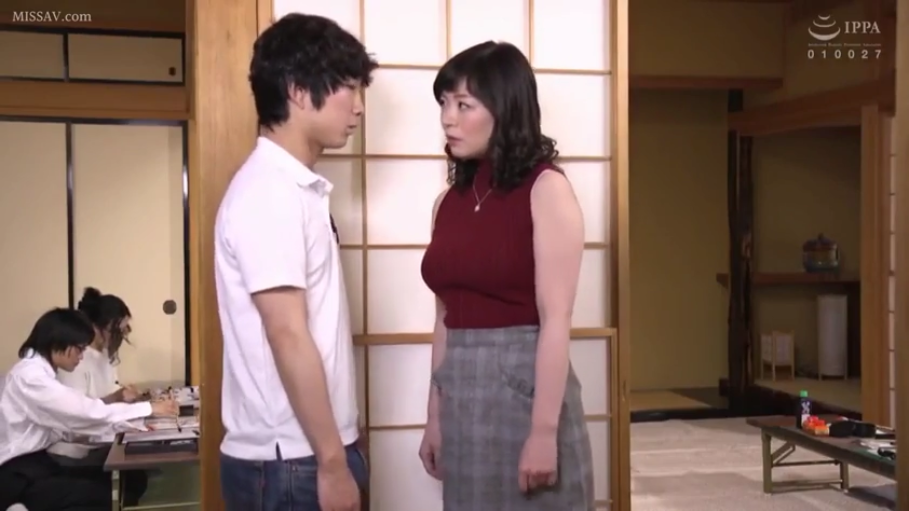交谈 · 严肃 · 中景 · 面对面站立 · 熟女 · 障子 · 日式和室 · 红色无袖上衣