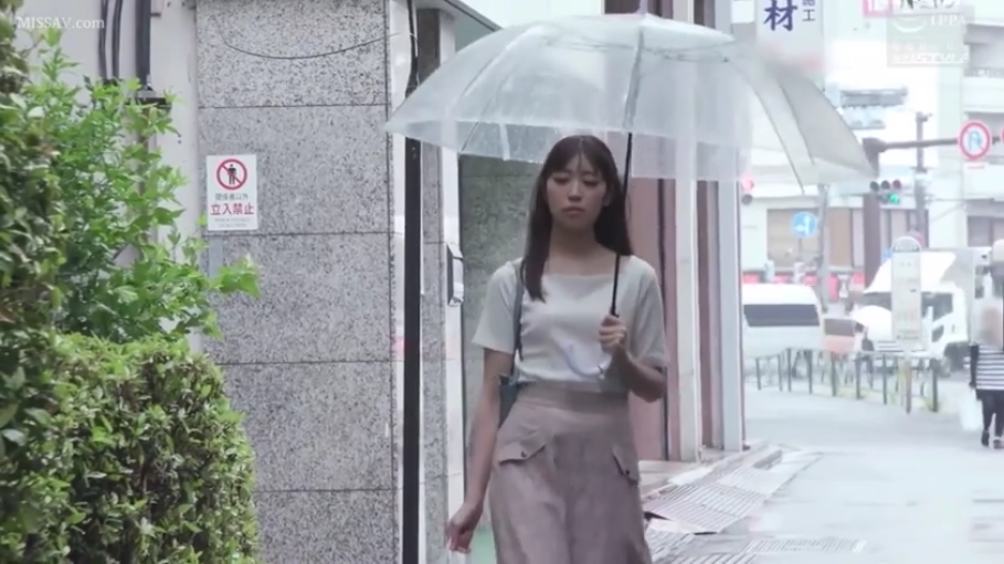 全身镜头 · 无表情 · 户外 · 透明雨伞 · 白色短袖上衣 · 雨天