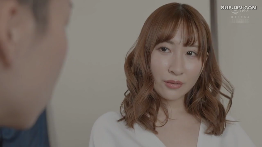 室内 · 温柔 · 肩部特写 · 白色上衣