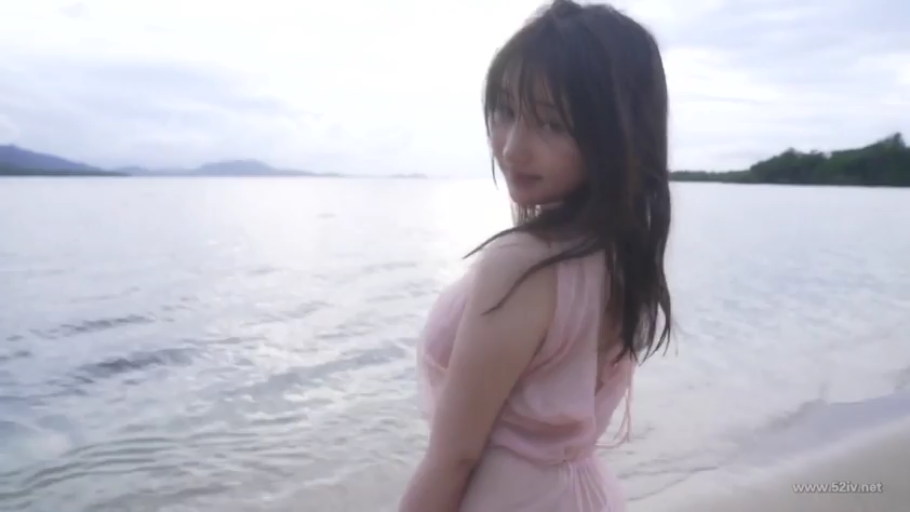 回眸 · 上半身 · 粉色吊带裙 · 海边