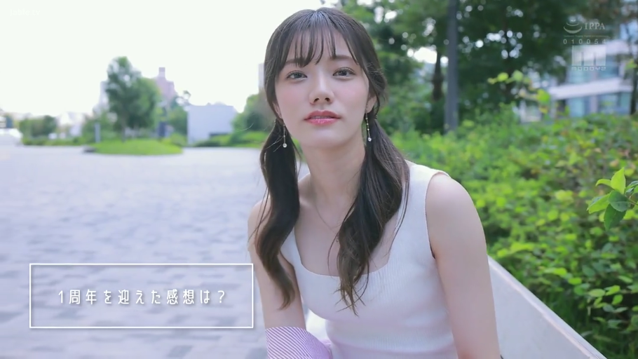 上半身特写 · 柔和 · 公园长椅 · 无 · 白色无袖修身背心 · 下方有采访字幕框