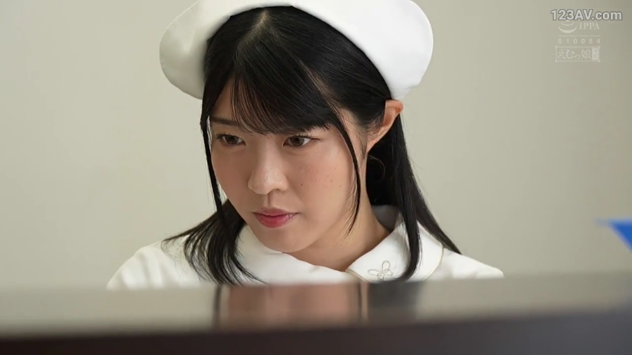 室内 · 坐姿 · 严肃 · 护士服 · 脸部特写 · 凝视