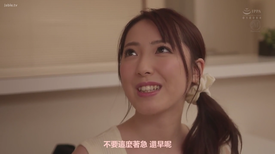 室内 · 脸部特写 · 微笑 · 无袖上衣 · 抬头 · 说话 · 视频截图 · 发圈