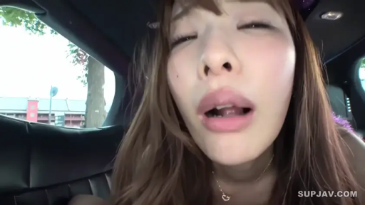 俯身 · 脸部特写 · 项链 · 车内