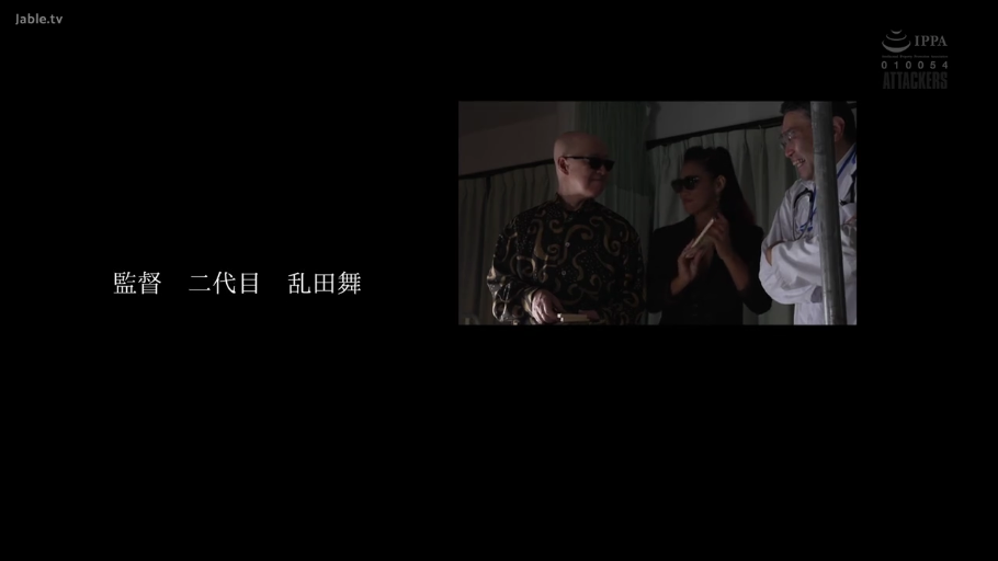 拍摄现场 · 交谈 · 花纹衬衫 · 墨镜