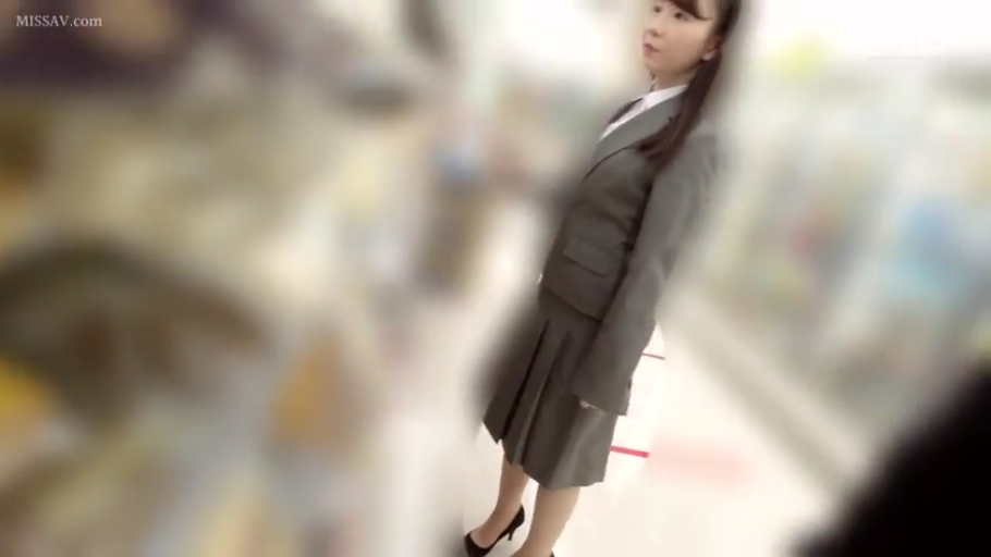 全身 · 站立 · 平静 · 便利店 · 偷拍视角 · 职场制服 · 购物