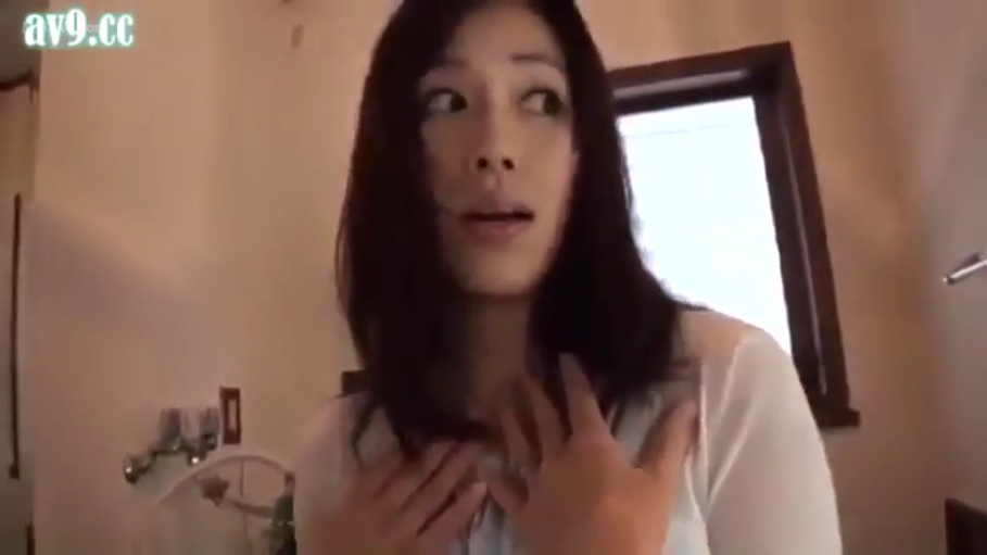面部特写 · 白色上衣 · 洗手间 · 不知所措
