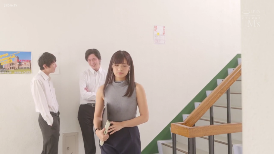 中景 · 楼梯间 · 行走 · 文件夹 · 冷淡 · 职场风 · 路过 · 无袖高领上衣