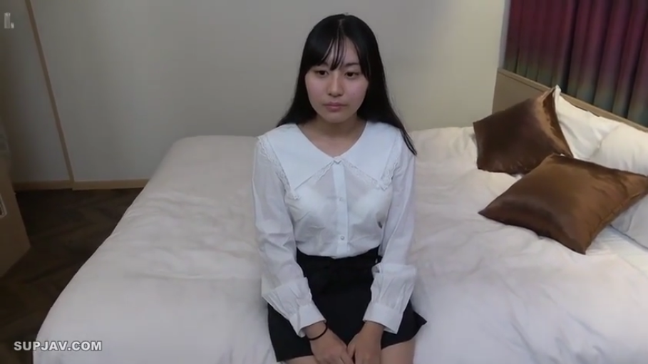 脸部特写 · 面无表情 · 白色内衣可见 · 酒店卧室