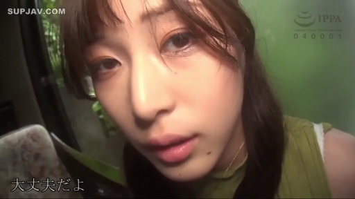 脸部特写 · 注视镜头 · 有字幕 · 汽车座椅 · 微张口 · 绿色无袖上衣 · 俯身靠近 · 巴士内部