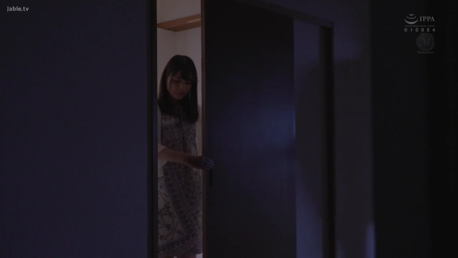 卧室 · 平静 · 印花连衣裙 · 女性上半身特写