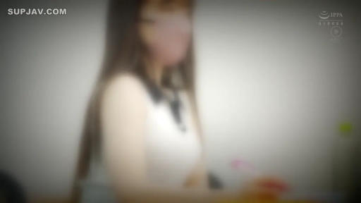 室内 · 上半身特写 · 白色无袖上衣 · 模糊不可见 · 笔 · 画面整体模糊处理