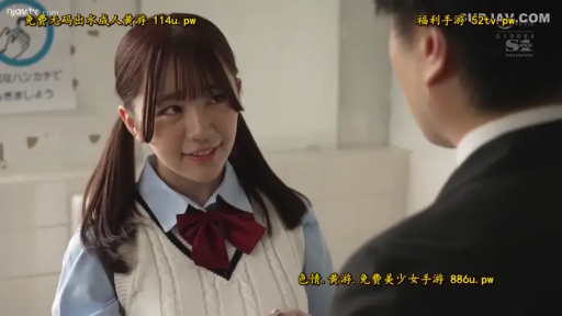暧昧微笑 · 针织毛背心 · 女生面部特写 · 学校厕所 · 画中画水印
