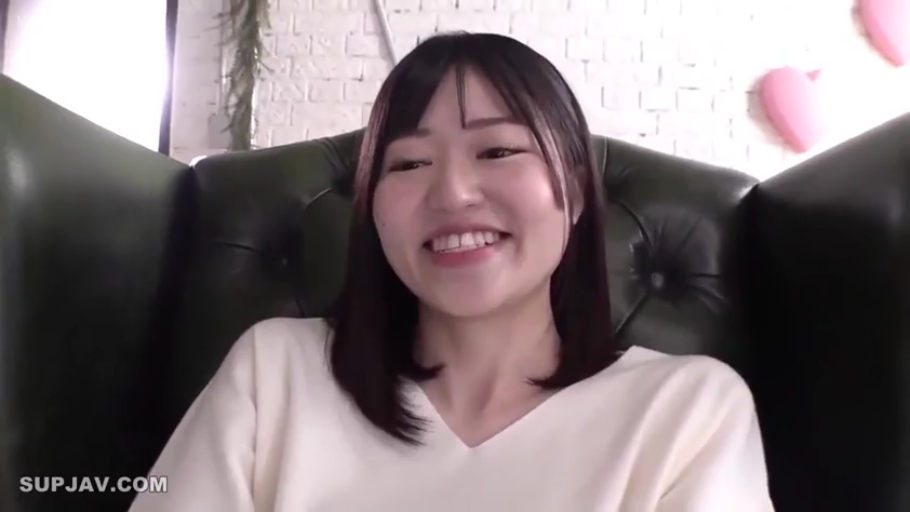 房间 · 上半身 · 开朗 · 白色V领上衣