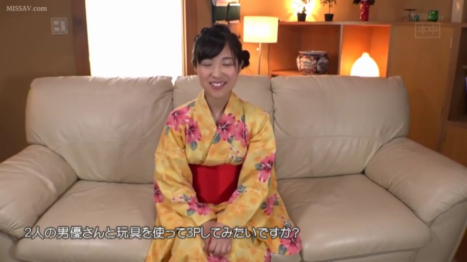 室内 · 沙发 · 微笑 · 半身 · 日系 · 访谈 · 浴衣 · 正面坐姿