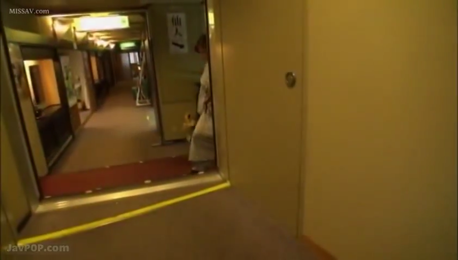 酒店走廊 · 白色浴袍
