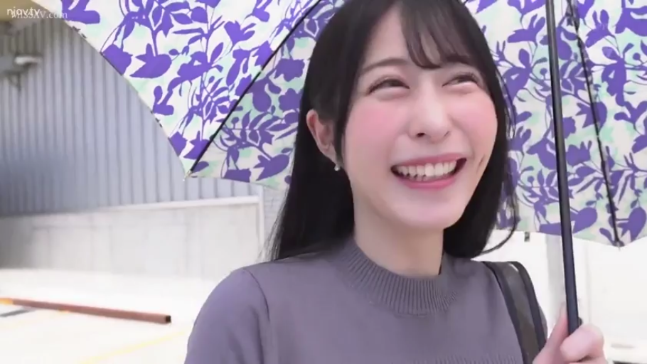 脸部特写 · 户外 · 开心 · 灰色针织上衣 · 花纹雨伞