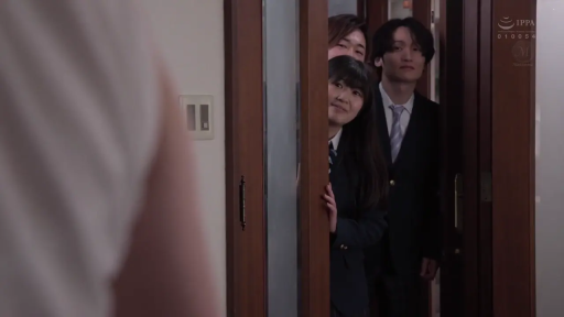 室内 · 站立 · 微笑 · 制服 · 多人 · 门 · 窥视