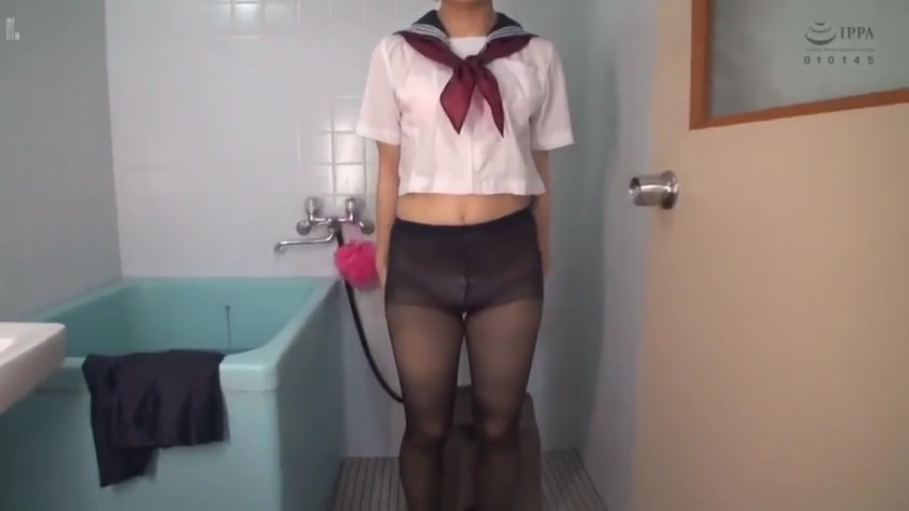 浴室 · 黑丝腿部特写 · 黑色连裤袜 · 面部未显示 · IPPA标记 · 淋浴工具