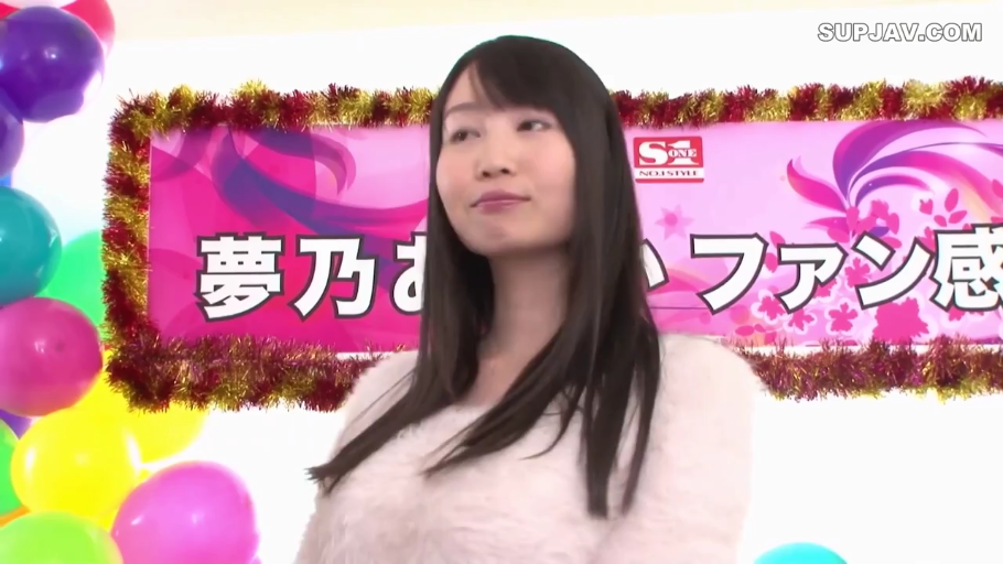 微笑 · 面部特写 · 背景横幅 · 白色毛绒上衣 · 活动现场 · 彩带装饰