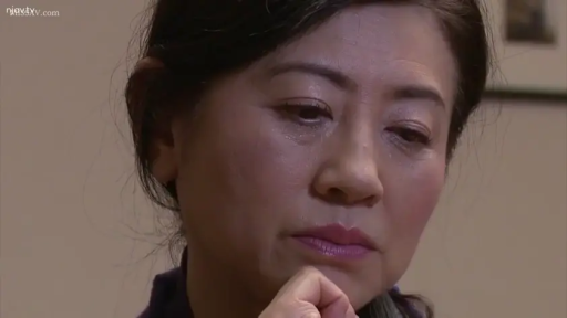 室内 · 面部特写 · 深色上衣 · 若有所思
