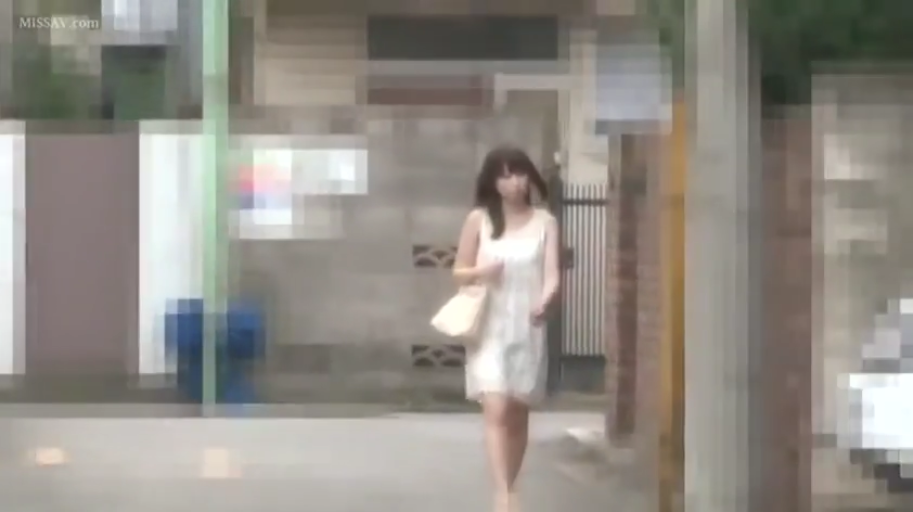 手提包 · 住宅区 · 白色连衣裙 · 自然平淡