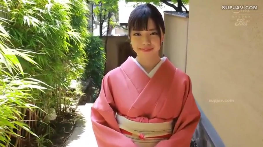 面部特写 · 甜美微笑 · 粉色和服 · 户外走廊