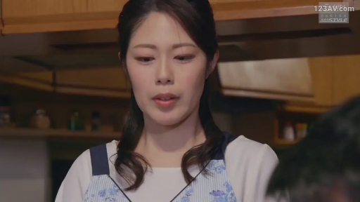 脸部特写 · 站立 · 平静 · 厨房 · 谈话 · 熟女 · 围裙