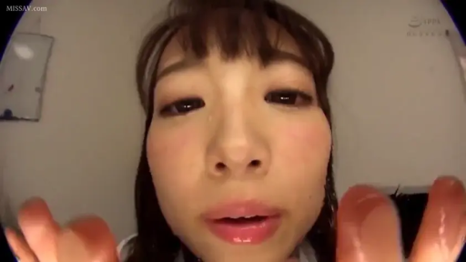 室内 · 手指特写 · 汗水浸湿 · 无法辨认 · 脸上有汗