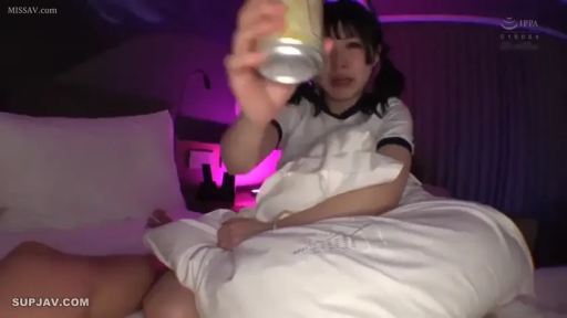 坐姿 · 卧室 · 第一人称视角 · 哭泣 · 易拉罐 · 罐装饮料 · 运动短袖 · 递酒行为