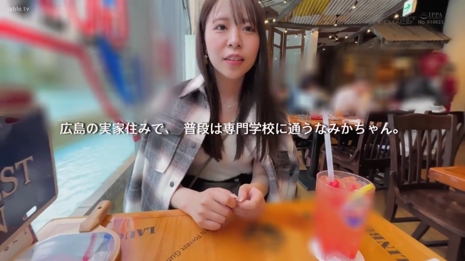 交谈中 · 餐厅 · 画面模糊处理 · 格纹外套 · 人物面部特写 · 吸管饮品