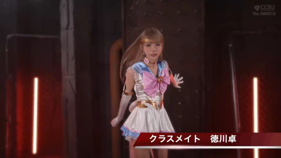 摄影棚 · 全身特写 · 自然微笑 · 照明効果 · 金色额饰 · 美少女战士变身装