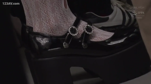 室内 · 足部特写 · 黑色厚底玛丽珍鞋