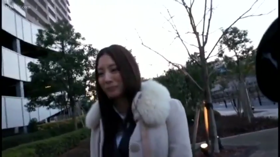 上半身特写 · 略显严肃 · 城市街道 · 深色内搭 · 傍晚光线