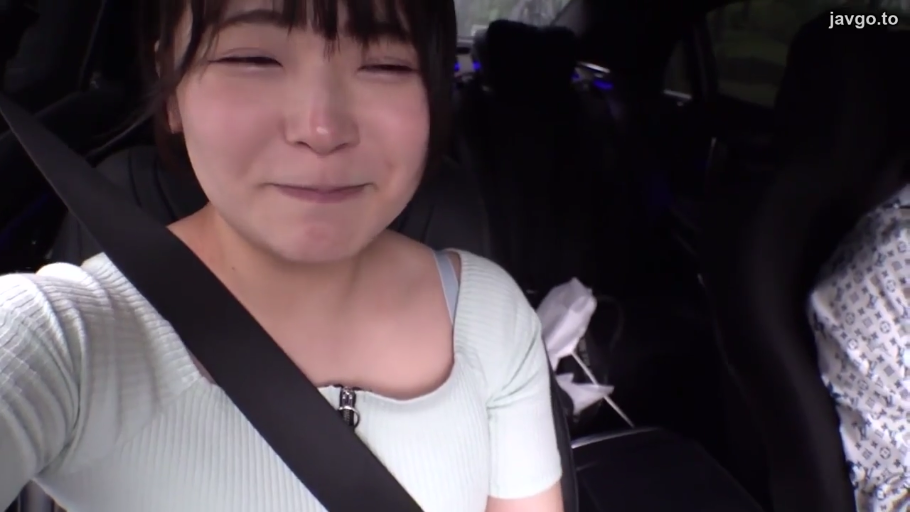 脸部特写 · 微笑 · 汽车内部 · 浅色内衣肩带可见 · 光线较暗