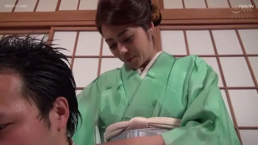 和室 · 女子略带羞涩 · 男子后脑勺 · 腰间束带