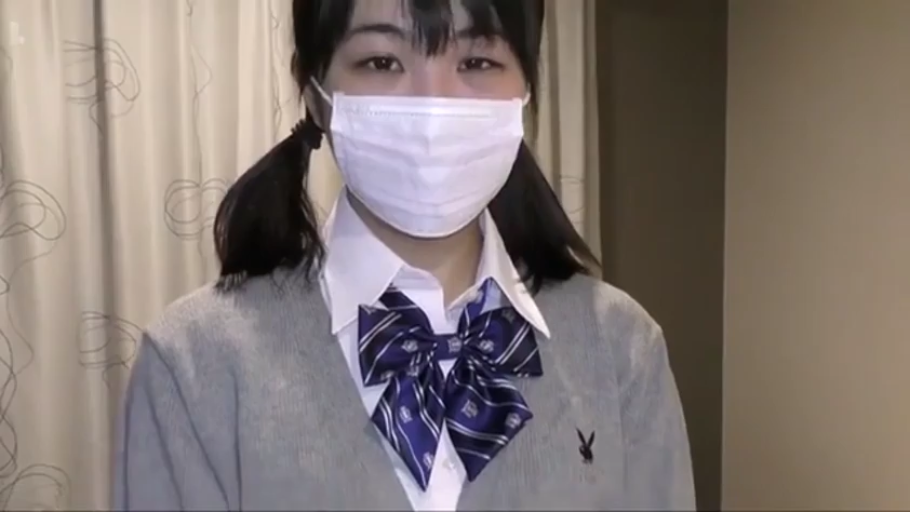 卧室 · 脸部特写 · 无表情 · 灰色开衫毛衣 · 医用口罩