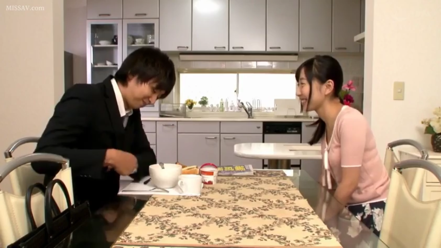 害羞 · 厨房 · 粉色针织上衣 · 男女对坐特写