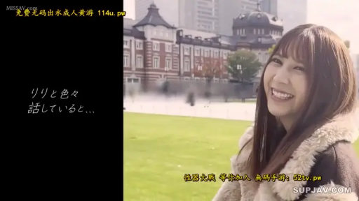 对视 · 笑容 · 长发 · 头部特写 · 侧身站立 · 户外广场 · 毛领外套