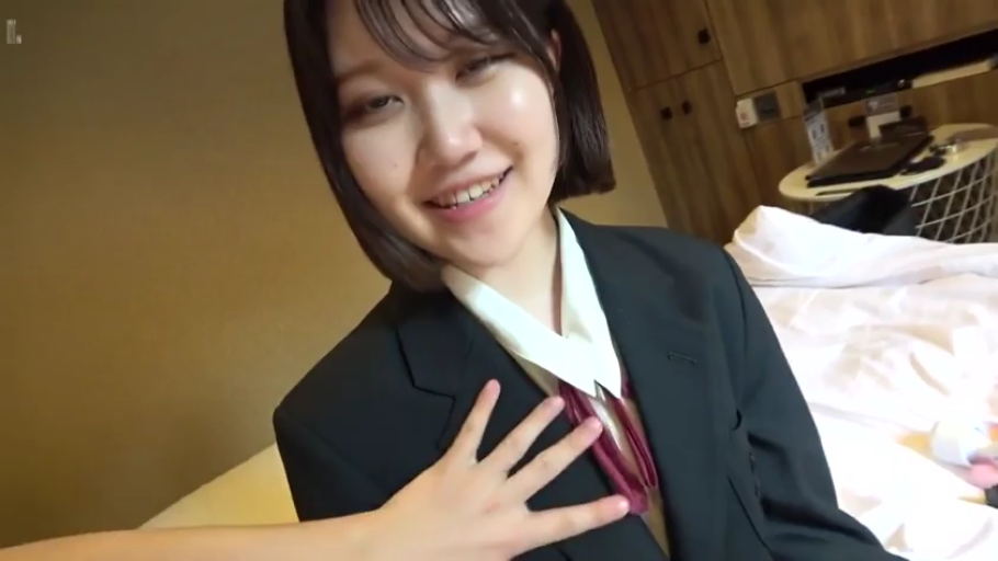 坐姿 · 面部 · 微笑 · 床 · 制服 · 酒店 · 短发 · 被抚摸