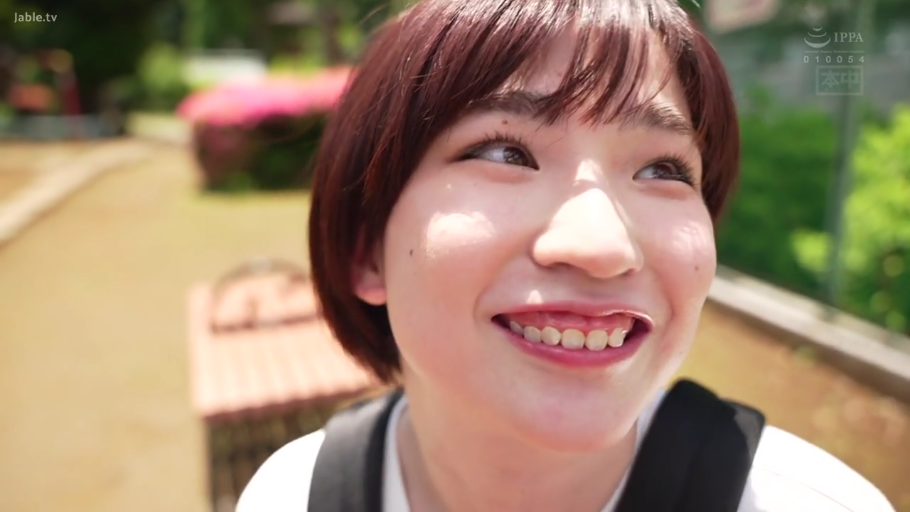 脸部特写 · 对视 · 仰头 · 户外 · 笑容 · 短发 · 白色T恤 · 背包