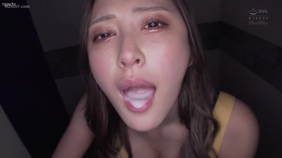 室内 · 脸部特写 · 黄色背心